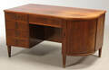 Dansk møbelproducent. Nyreformet skrivebord af nøddetræ