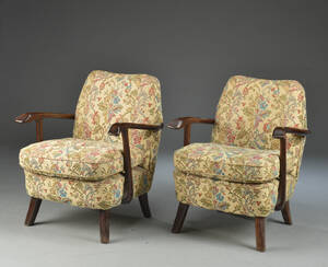 Et par overpolstrede lænestole. 2