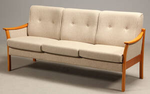Dansk møbelproducent. Tre-pers. sofa