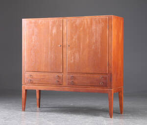 Skab af egetræ, dansk møbelproducent 