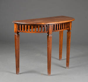 Konsolbord i Louis seize stil