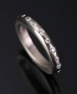 Alliancering i 18 kt hvidguld med brillanter i alt ca.