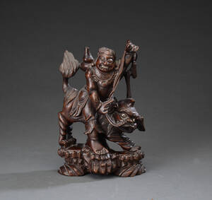 Kinesisk figur af hardwood, 1900-tallet.  Denne vare er sat til omsalg under nyt varenummer 4051949