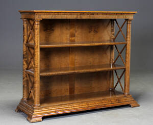 Bogreol af birketræ med helsøjler