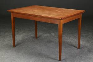 Spisebord af teaktræ med udtræk, dansk møbelproducent