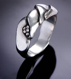 Ole Kortzau for Georg Jensen. Ring af sterlingsølv 925, dess. nr. 240 A