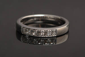 Alliancering med 5 brillanter, ca. 0.50 ct
