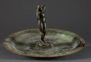 Bronze fad 32 cm med kvindelig figur