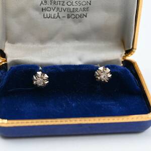 2 örhängen med vita stenar vitt guld 18 K