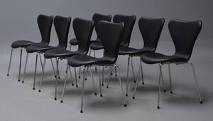 Arne Jacobsen. Sæt på otte stole i sort læder, model 3107. Ny siddehøjde 46,5 cm. 8 