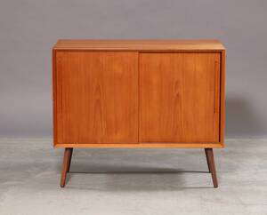 Lille skænk af teaktræ, dansk møbelproducent.