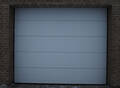 Eldrevet, leddelt garageport med linie. Str. 270x214 cm