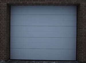 Eldrevet, leddelt garageport med linie. Str. 270x214 cm