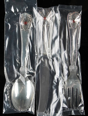 Georg Jensens 75 års jubilæum. Tre dele barnebestik. 3  Denne vare er sat til omsalg under nyt varenummer 4416233