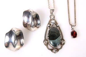 Sølvsmykker. Vedhæng i skønvirkestil, øreclips mm 6