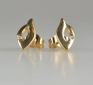 Ett par örhänge i 18K guld med diamant 2 Denna vara har satts till omförsäljning under nytt varunummer4242148