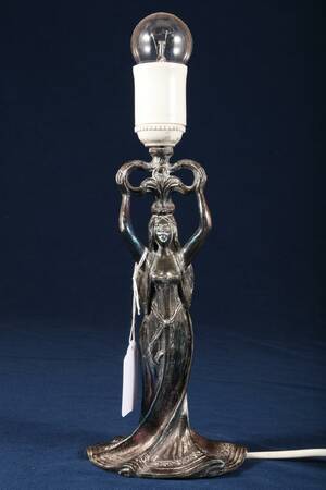 BORDSLAMPFOT, 1900-TALETS BÖRJAN, JUGEND, KVINNOFIGUR, FÖRSILVRAT METALL, HÖ 32 CM