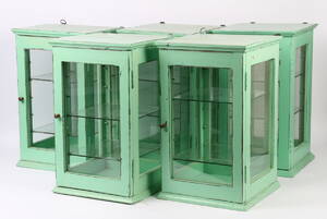 Fem væghængte vitrineskabe. Antikbemalet. 5