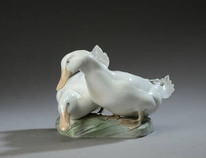 Royal Copenhagen. Figurgruppe af porcelæn, hvide ænder, nr. 412 