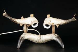 BORDSLAMPA, med horn form av fiskar, 1900 - tal