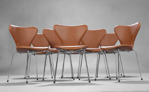 Arne Jacobsen. Et sæt på otte stole Syveren, model 3107, cognacfarvet læder, Ny siddehøjde 46,5 cm. 8 
