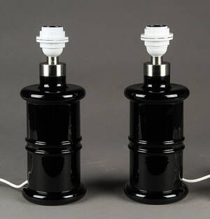 Sidser Werner for Holmegaard. To Apoteker bordlamper af sort opalglas, stor model 2