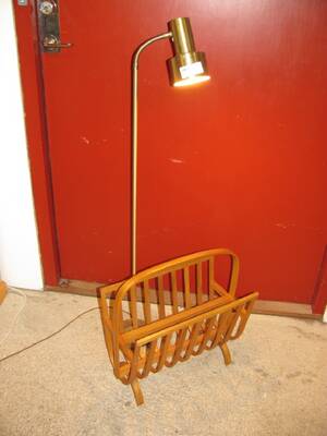 GOLVLAMPA O TIDNINGSSTÄLL