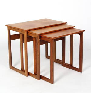 Indskudsborde af teaktræ, medeformet stel. 3