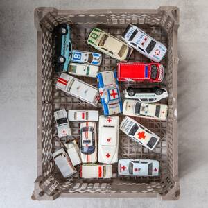MODELLBILAR, 19 st, ambulanser, bla Ryssland