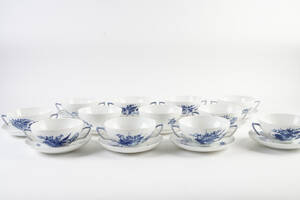Royal Copenhagen, buljongkoppar med fat Blå Blomst för 12 personer. 24