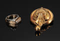 To diamantringe og en ældre broche 3