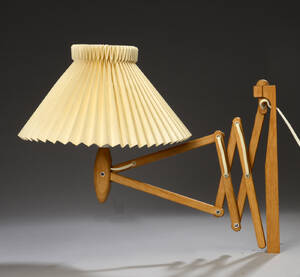 Erik Hansen for Le Klint.Sakselampe af eg, model 334  Denne vare er sat til omsalg under nyt varenummer 4242901