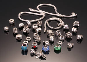 Pandora armbånd og charms. 35