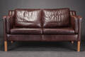 Stouby Møbler. To-pers. sofa med sort læder 