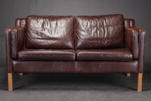 Stouby Møbler. To-pers. sofa med sort læder 
