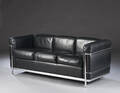Le Corbusier. Fritstående tre-pers. sofa, model LC2