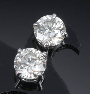 Et par solitaire brillantørestikker af 14 kt. hvidguld, i alt 1.42 ct Denne vare er sat til omsalg under nyt varenummer 4866137