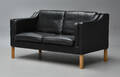 Dansk møbelproducent. To-personers sofa i sort læder