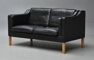Dansk møbelproducent. To-personers sofa i sort læder