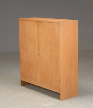 Hans J. Wegner. Skabsoverdel af egetræ