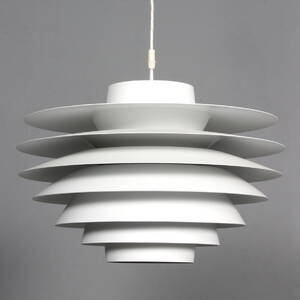 Sven Middelboe. Verona pendel af hvidlakeret aluminium. Ø. 48 cm.