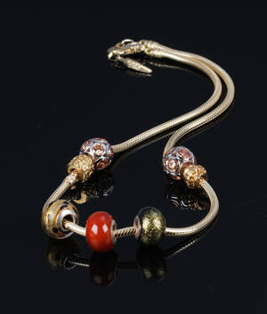 Bacio, Italien. Halskæde med 7 charms, sterlingsølv