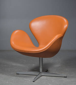 Arne Jacobsen. Lounge stol, model 3320 Svanen i cognacfarvet læder 