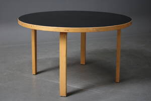 Alvar Alto. Rundt bord.  Denne vare er sat til omsalg under nyt varenummer 4245237