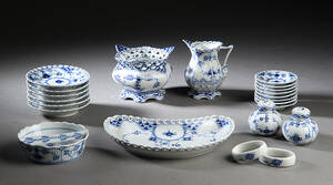 Royal Copenhagen. Musselmalet, helblonde service af porcelæn. 22