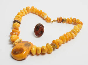 Halskæde og ring med rav Denne vare er sat til omsalg under nyt varenummer 4220071