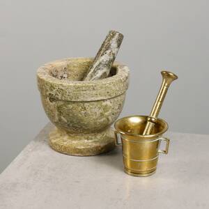 MORTLAR, 2 st, kolmordmarmor samt mässing