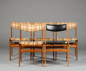 Et sæt på fem spisestuestole med stel af teaktræ. 5.