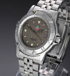 Tag Heuer Professional. Herreur i stål med sølvgrå skive med dato, 1990erne