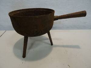 Gjutjärns kittel med trefot 19